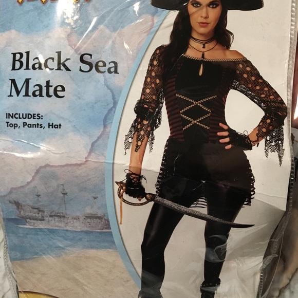 Women's Pirate Costume - Picture 2 of 8